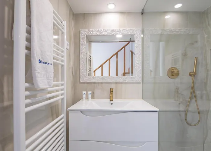 Host Wise - Deluxe Spacious Flats W Mezzanine *